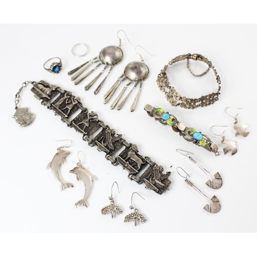 92 - A selection of silver and white metal jewellery, to include an Arts & Crafts enamel bracelet by Jame... 