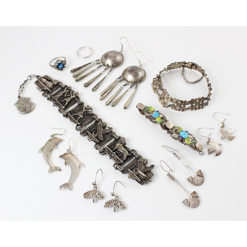 92 - A selection of silver and white metal jewellery, to include an Arts & Crafts enamel bracelet by Jame... 