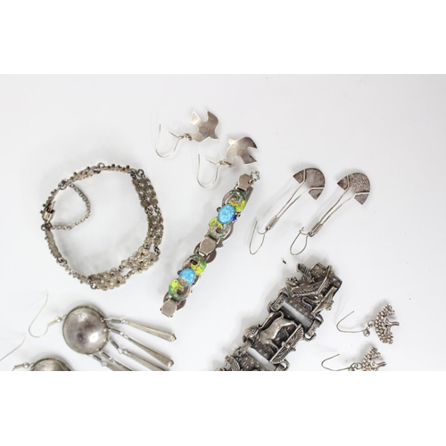 92 - A selection of silver and white metal jewellery, to include an Arts & Crafts enamel bracelet by Jame... 