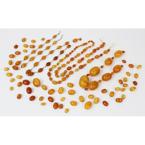 100 - A selection of amber beaded jewellery and loose amber beads, to include an amber beaded chain, compr... 