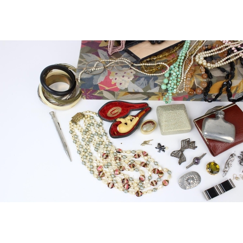 168 - A large quantity of vintage and costume jewellery and accessories, to include a pair of cultured pea... 