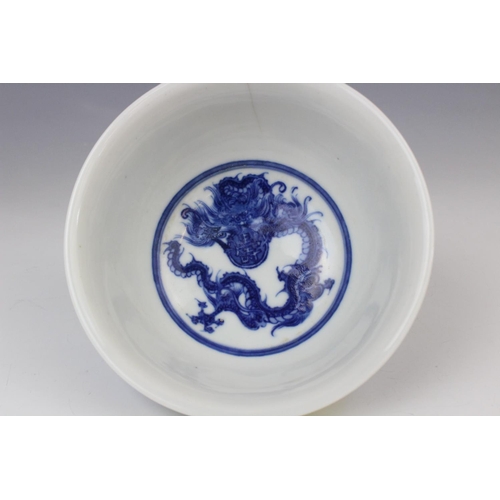 267 - A Japanese porcelain bowl by Makuzu Kozan, Meiji period (1868-1912), externally decorated in cobalt ... 