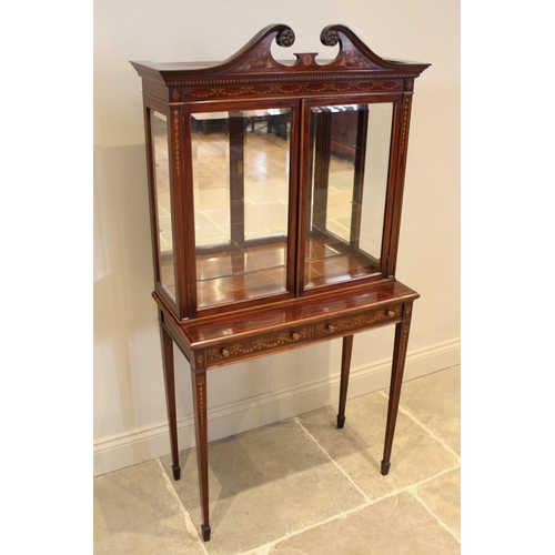 725 - An Edwardian Sheraton revival mahogany display cabinet, by 'Old Time Furnishing Co, Westminster', th... 