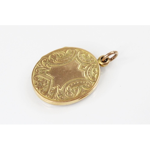 91 - A George V 9ct gold locket pendant, of oval form, engraved with scrolling and foliate decoration, wi... 