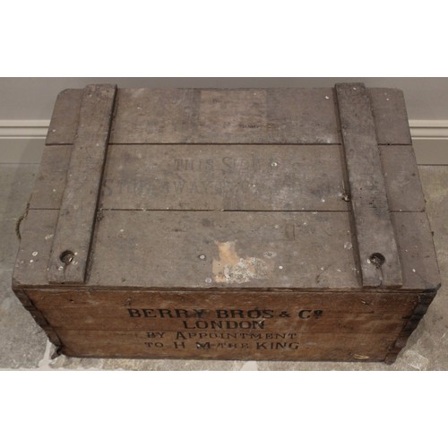 417 - An early 20th century Berry Bro's & Co, London, slatted crate, the hinged cover above rope side hand... 