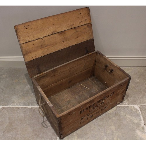 417 - An early 20th century Berry Bro's & Co, London, slatted crate, the hinged cover above rope side hand... 