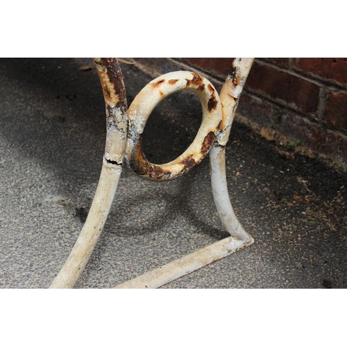 428 - An early 19th century painted iron garden bench, the rail back centred with a cast Lancashire rose r... 