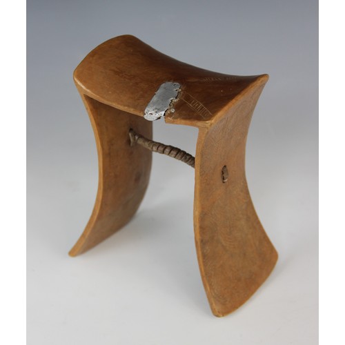 302 - An East African Ugandan Karamojong tribal headrest with native repair, 18.5cm high