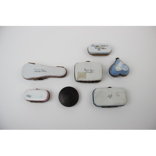 189 - A collection of Paris porcelain pill boxes, 19th century and later, comprising: three Limoges exampl... 