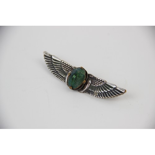 137 - A selection of antique and vintage brooches to include a Victorian/Edwardian Egyptian Revival scarab... 