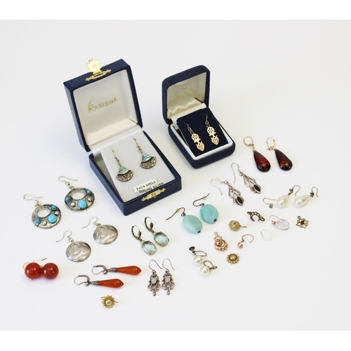 138 - A selection of Victorian and later earrings, to include a pair of sun-spangled amber drop earrings, ... 