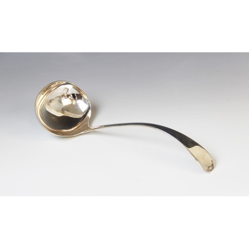 17 - An Edwardian Old English pattern silver ladle by John Round & Son Ltd, Sheffield 1901, 18.7cm long, ... 