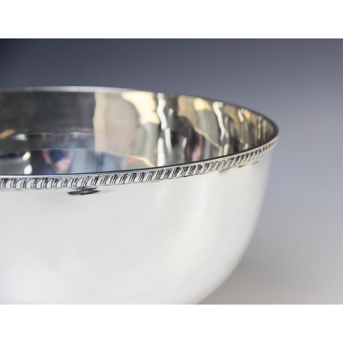 9 - An early 20th century silver rose bowl by Edward Barnard & Sons Ltd, London (date letter worn) of ci... 