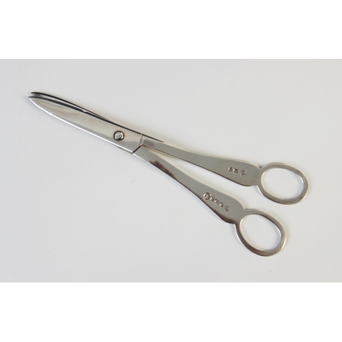 42 - A pair of George V silver grape scissors by Wakely & Wheeler, London 1935, 17cm long, together with ... 