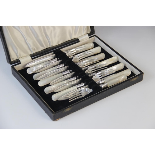 54 - A George V twelve piece cutlery set, marks for John Sanderson, Sheffield 1916, comprising six forks ... 