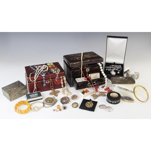 139 - A quantity of antique, vintage and modern jewellery and jewellery boxes, to include a moonstone pend... 