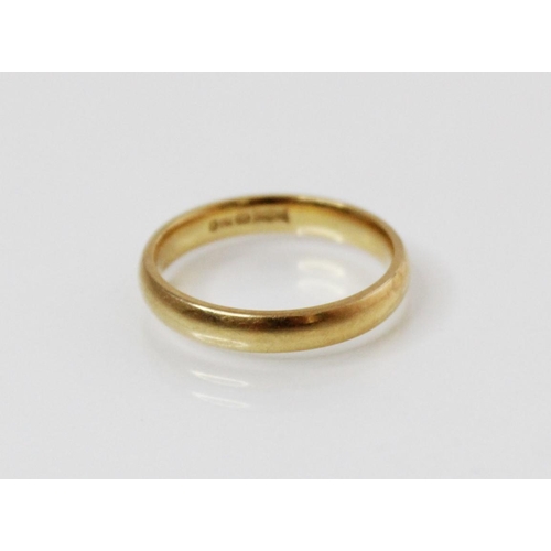 206 - An 18ct gold wedding band, marks for Berker Bros, London, ring size L 1/2, weight 3.5gms