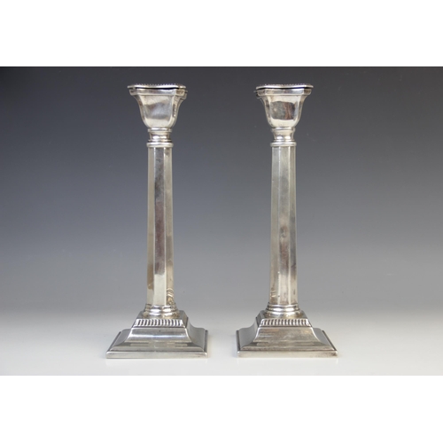 18 - A pair of George V silver candlesticks, marks for 'M.S', London 1933, each with faceted stems and sh... 