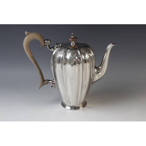 116 - A four-piece silver tea service by Mappin & Webb, Sheffield 1975, comprising teapot, hot water jug, ... 