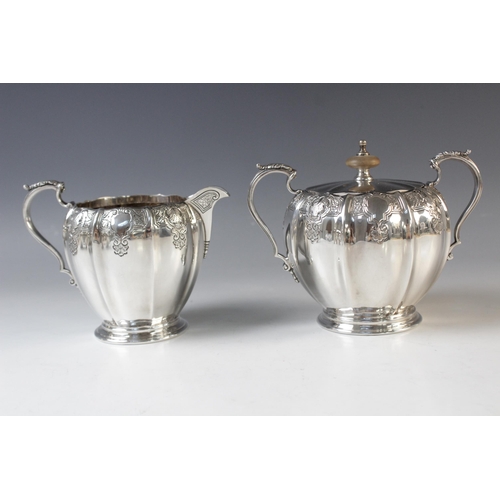 116 - A four-piece silver tea service by Mappin & Webb, Sheffield 1975, comprising teapot, hot water jug, ... 