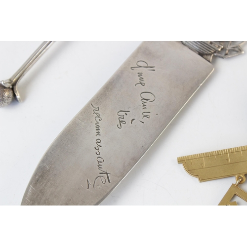 88 - A George V silver bookmark by Arthur Salisbury Cox, London 1927, of typical form surmounted by a pie... 