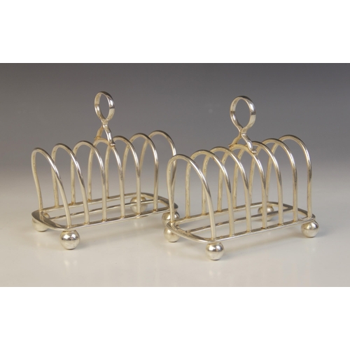 15 - A pair of Edwardian silver six-division toast racks, Goldsmiths & Silversmiths Company, London 1903-... 