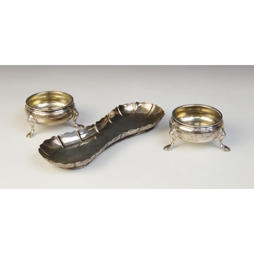 30 - A pair of George III open silver salts, Robert Hennell I, London 1773, each of circular form on thre... 