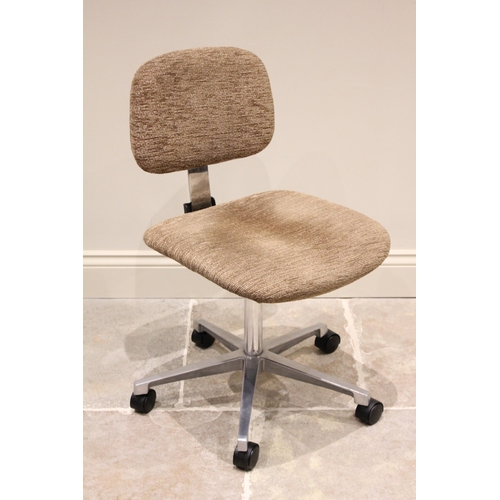 646 - A mid century swivel office chair, with an adjustable padded back over the padded seat, raised upon ... 