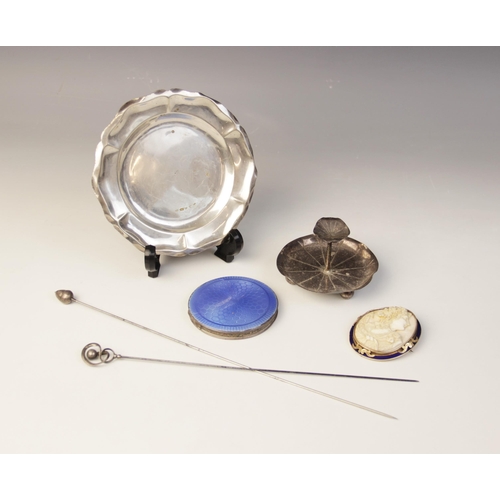 7 - A selection of silver dressing tableware and accessories, to include; a silver jewellery dish in the... 