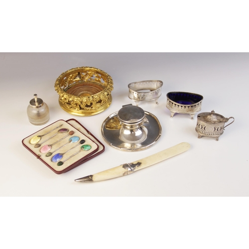 70 - A selection of tableware and accessories, to include a George V silver mounted capstan inkwell by A ... 