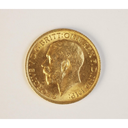 88 - A George V gold sovereign, dated 1915, weight 7.9gms