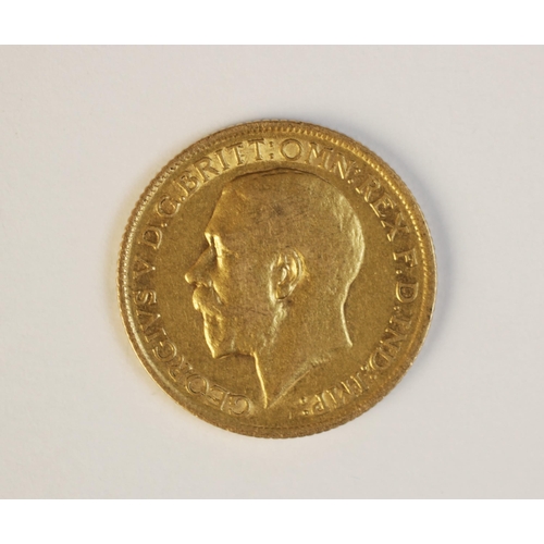 89 - A George V gold sovereign, dated 1915, weight 8.0gms