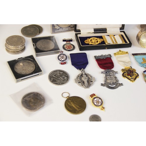 76 - A selection of coins and medallions, to include a silver box inset with European coins, assorted sil... 