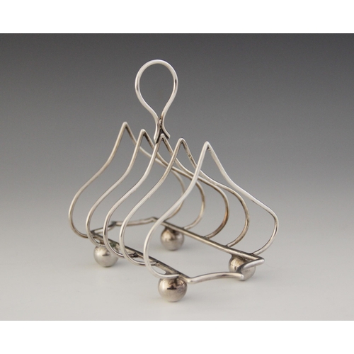 45 - An Edwardian silver four division toast rack, Jones & Crompton, Chester 1906, ogee arches with loop ... 