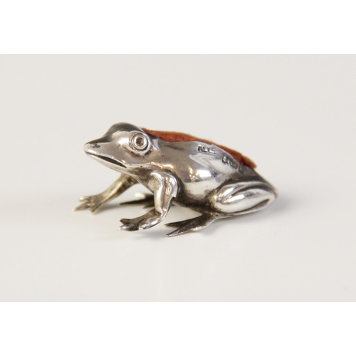 98 - An Edwardian novelty silver pin cushion, Adie & Lovekin Ltd, Birmingham 1909, modelled as a frog, 35... 