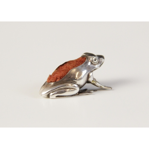 98 - An Edwardian novelty silver pin cushion, Adie & Lovekin Ltd, Birmingham 1909, modelled as a frog, 35... 