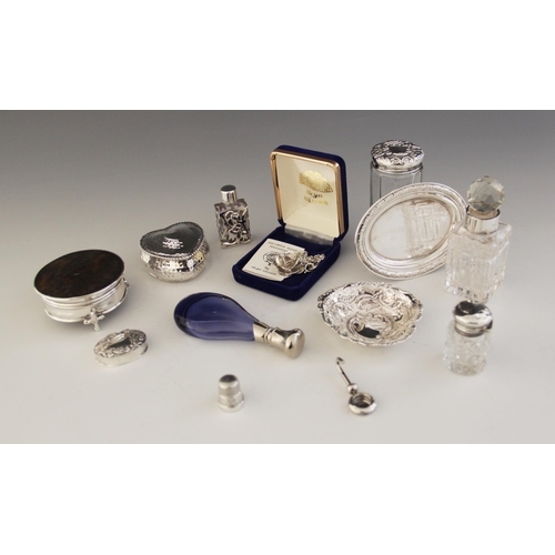 68 - A selection of lady's dressing tableware and accessories, to include a George V silver tortoiseshell... 