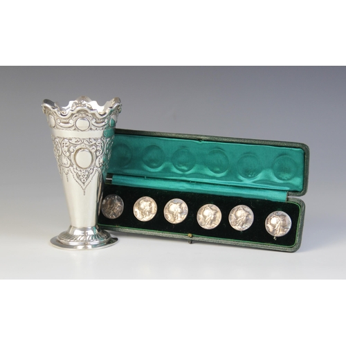 9 - A cased set of six Edwardian silver buttons, Deakin & Francis Ltd, Birmingham 1902, the circular but... 