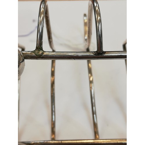 45 - An Edwardian silver four division toast rack, Jones & Crompton, Chester 1906, ogee arches with loop ... 