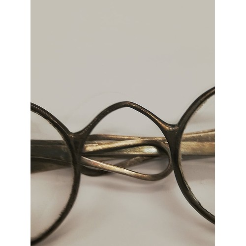 79 - A pair of George III silver spectacles, marks for 'TP', probably London 1801, circular frames with p... 