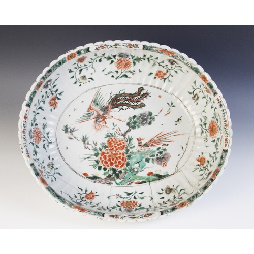 307 - A Chinese porcelain famille verte basin (Kangxi 1661 – 1722) the oval fluted body decorated internal... 