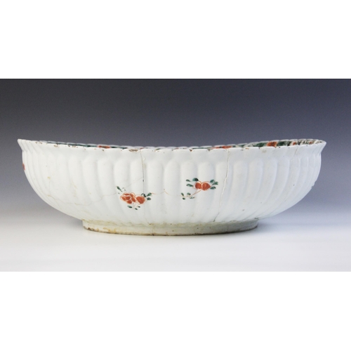 307 - A Chinese porcelain famille verte basin (Kangxi 1661 – 1722) the oval fluted body decorated internal... 