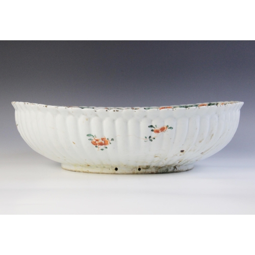 307 - A Chinese porcelain famille verte basin (Kangxi 1661 – 1722) the oval fluted body decorated internal... 