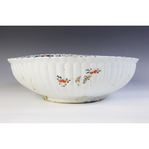 307 - A Chinese porcelain famille verte basin (Kangxi 1661 – 1722) the oval fluted body decorated internal... 