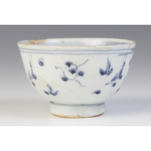 310 - A collection of Chinese porcelain blue and white shipwreck cargo wares, Ming Dynasty and later, to i... 