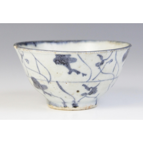 310 - A collection of Chinese porcelain blue and white shipwreck cargo wares, Ming Dynasty and later, to i... 