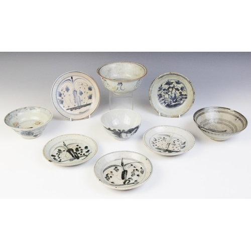 311 - A selection of Chinese shipwreck porcelain cargo wares, Ming dynasty and later, to include an Islami... 