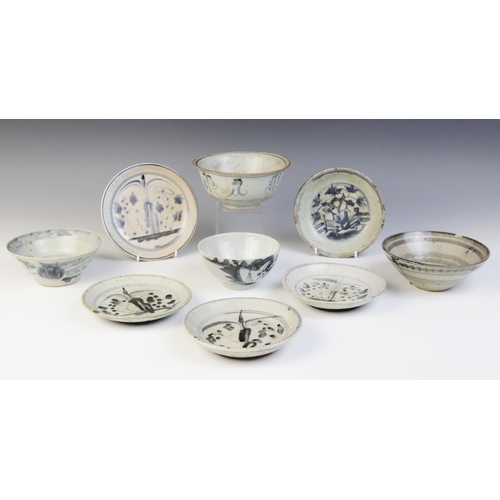 311 - A selection of Chinese shipwreck porcelain cargo wares, Ming dynasty and later, to include an Islami... 