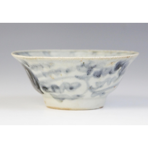 311 - A selection of Chinese shipwreck porcelain cargo wares, Ming dynasty and later, to include an Islami... 