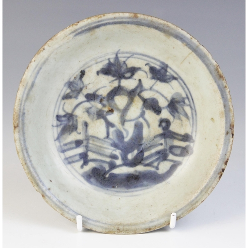 311 - A selection of Chinese shipwreck porcelain cargo wares, Ming dynasty and later, to include an Islami... 